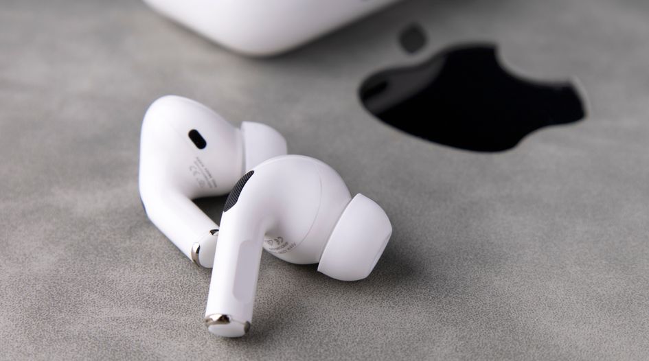 Apple settles with headphones maker