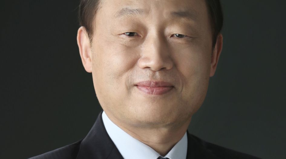 Korean professor opens chambers in Seoul