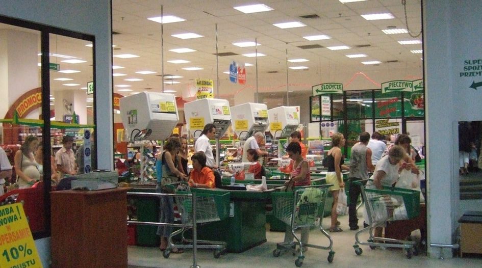Poland approves supermarket deal